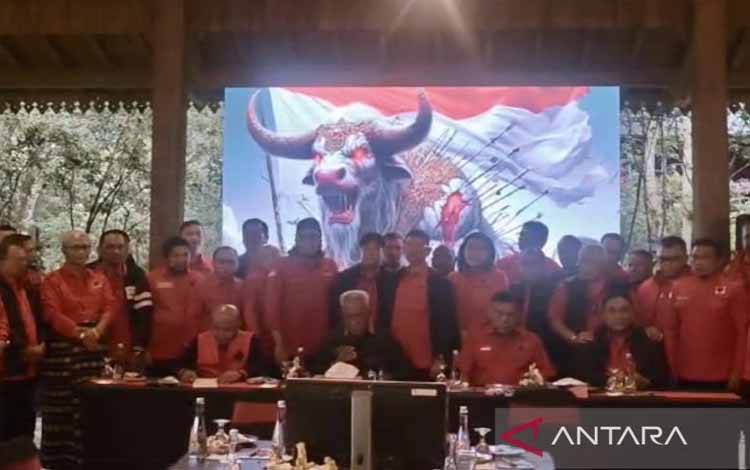 Ketua Bidang Kehormatan DPP PDI Perjuangan Komarudin Watubun membacakan surat pemecatan Joko Widodo, Gibran Rakabuming Raka, dan Muhammad Bobby Afif Nasution sebagai kader PDIP dalam siaran video resmi yang disiarkan di Jakarta, Senin (16/12/2024). ANTARA/HO-DPP PDI Perjuangan