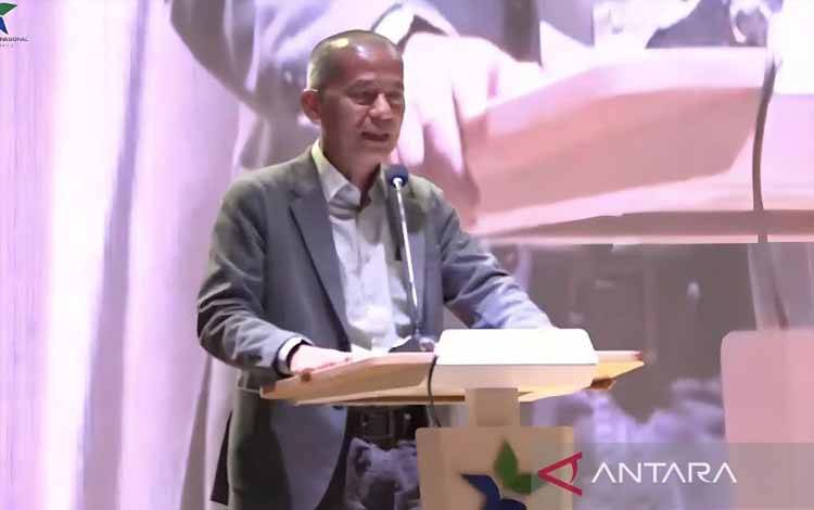Wakil Ketua Mahkamah Konstitusi Saldi Isra menyampaikan kata sambutan pada acara Peluncuran dan Gelar Wicara Literasi Konstitusi Mahkamah Konstitusi Tahun 2024 sebagaimana diikuti secara daring dari Jakarta, Senin (16/12/2024). ANTARA/Fath Putra Mulya