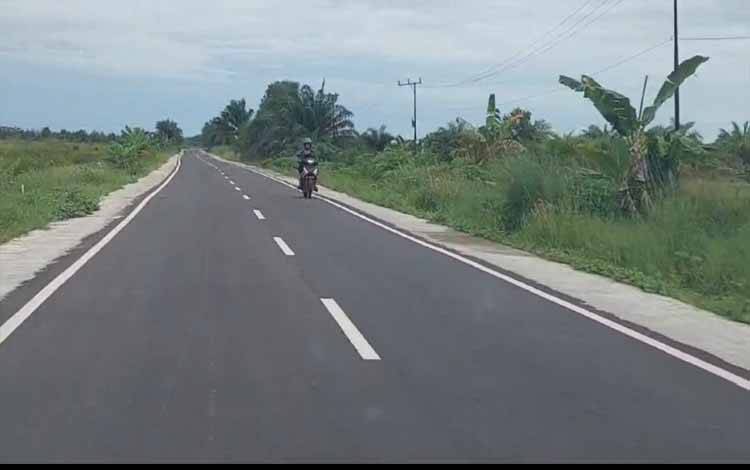 Kondisi sebagian besar jalan menuju wisata Pantai Ujung Pandaran saat ini. (FOTO ; DEVI)