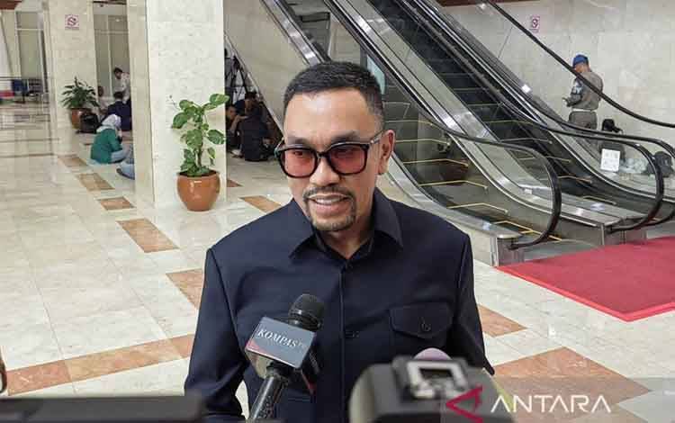 Wakil Ketua Komisi III DPR RI Ahmad Sahroni di kompleks parlemen, Senayan, Jakarta, Senin (18/11/2024). ANTARA/Melalusa Susthira K./am.