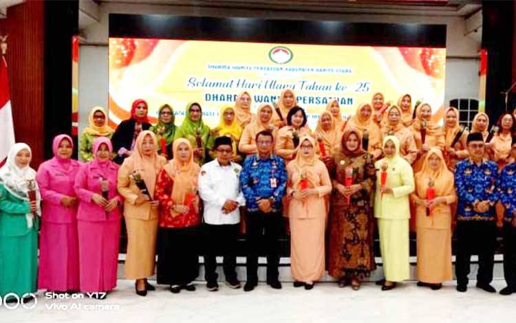 Pemkab Barito Utara memperingati HUT Dharma Wanita Persatuan (DWP) ke 25 tahun 2024, di gedung Balai Antang Muara Teweh, Selasa, 17 Desember 2024. (Foto: Dhani)