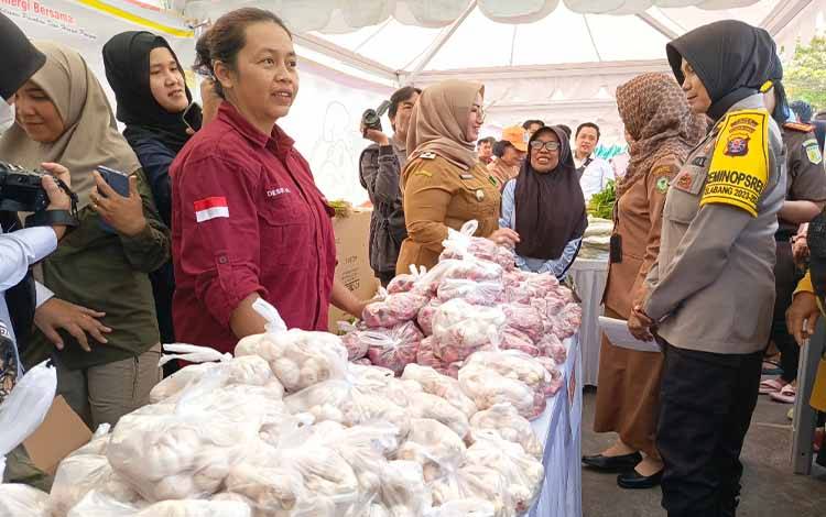 Pasar seimbang yang digelar Pemkab Kotim untuk tekan inflasi, beberapa waktu lalu. (FOTO ; DEVI)