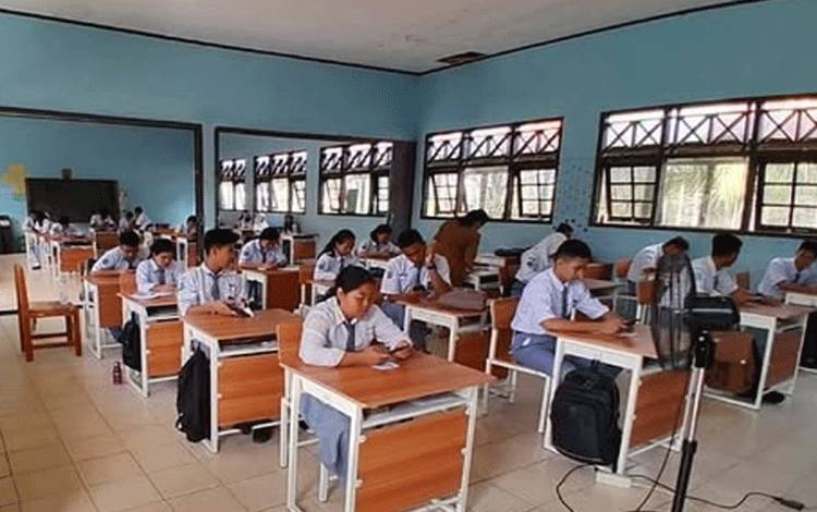 Kegiatan belajar di salah satu sekolah di Kalteng. Disdik Kalteng menargetkan sekolah gratis tanpa pungutan. (FOTO:DISDIK KALTENG)