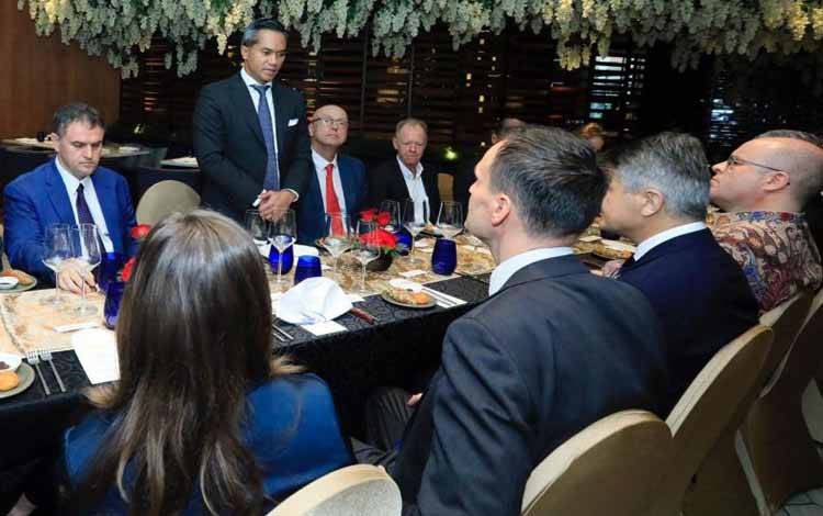 Ketua Umum Kamar Dagang dan Industri (Kadin) Indonesia Anindya Novyan Bakrie (berdiri) saat berbicara dengan para duta besar dari negara-negara Uni Eropa di Jakarta, Selasa (17/12/2024) siang. ANTARA/HO-Kadin