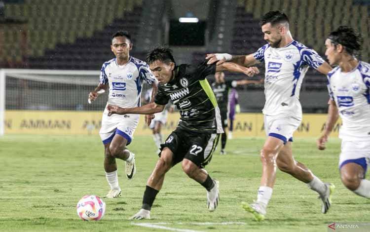 Pesepak bola PSS Sleman Paulo Oktavianus Sitanggang (kedua kanan) berebut bola dengan pesepak bola PSIS Semarang Roger Bonet Badia (kedua kiri) pada pertandingan BRI Liga 1 di Stadion Manahan, Solo, Jawa Tengah, Selasa (17/12/2024). ANTARA FOTO/Mohammad Ayudha/YU (ANTARA FOTO/MOHAMMAD AYUDHA)