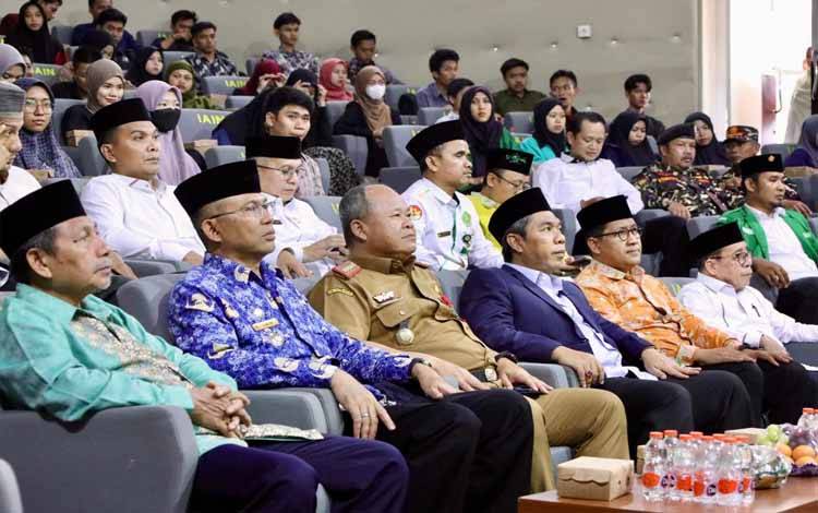 Asisten Pemkesra Setda Provinsi Kalteng Maskur saat mengikuti kuliah umum di IAIN Palangka Raya. (FOTO:FERY)