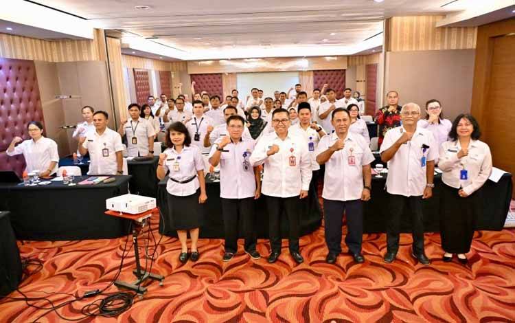 Foto bersama saat Rapat Koordinasi dan Sinergi Perencanaan Bidang Infrastruktur dan Kewilayahan di Ruang Royal Crown Aquarius Boutique Hotel Palangka Raya, Rabu, 18 Desember 2024. (FOTO: IST)
