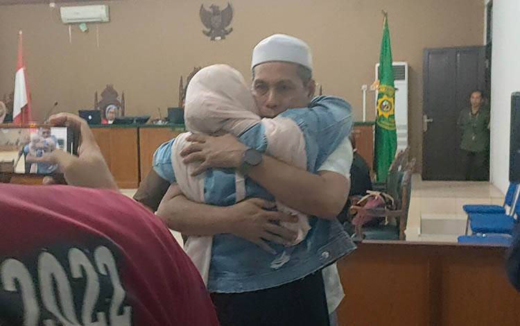 Terdakwa kasus korupsi Koni Kotim Ahyar memeluk istrinya usai pembacaan putusan di ruang sidang Pengadilan Tindak Pidana Korupsi Palangka Raya, Rabu, 18 Desember 2024. (FOTO: PATHUR)