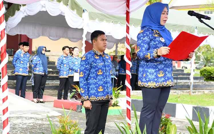 Penjabat Bupati Pulang Pisau Nunu Andriani saat memimpin upacara bela negara ke-76. (FOTO: RETHA)
