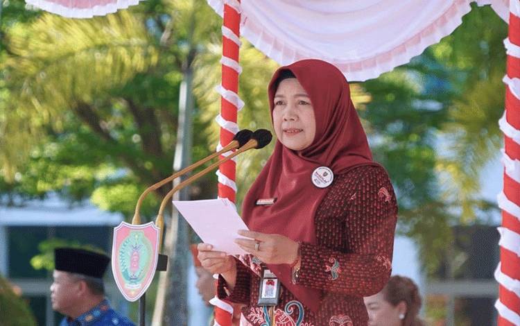 Asisten Ekbang Setda Provinsi Kalteng Sri Widanarni bacakan amanat Presiden. (FOTO:IKHSAN)