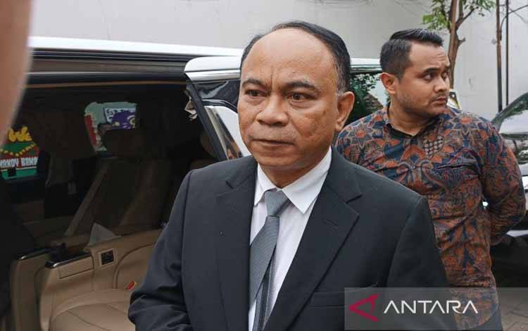 Ketua Projo Budi Arie Setiadi memberi keterangan kepada media di Jakarta, Sabtu (7/12/2024). (ANTARA/Khaerul Izan)