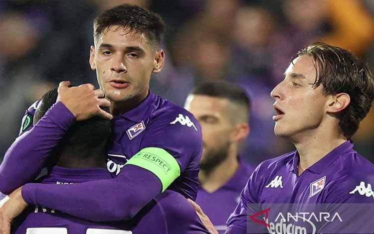 Pemain Fiorentina Lucas Martinez Quarta (kedua kiri) berselebrasi bersama rekan-rekannya setelah mencetak gol ke gawang Pafos FC dalam pertandingan keempat Liga Conference di Stadion Artemio Franchi, Florence, Jumat (29/11/2024). ANTARA/@europacnfleague/am