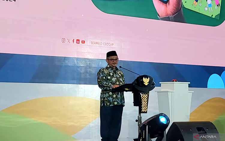 Mendikdasmen Abdul Mu'ti memberikan sambutan dalam kegiatan bertajuk Peluncuran Risalah Kebijakan PAUD HI, Modul PAUD ke SD dan Aplikasi Anaking SEAMEO CECCEP di Gedung A Kemendikdasmen, Jakarta Pusat pada Kamis (19/12/2024). (ANTARA/Hana Kinarina)