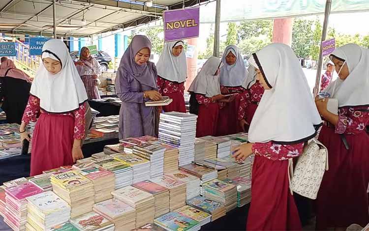Bazar buku murah di halaman kantor Disarpustaka Kapuas, pada 18 - 19 Desember 2024. (FOTO: IST)