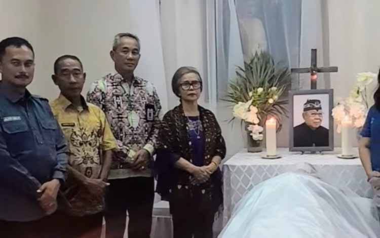 Jajaran Pemko Palangka Raya saat berkunjung ke rumah duka mantan Wali Kota Palangka Raya Periode 1993-1198, Drs Nahson Taway. (FOTO: HUMAS)