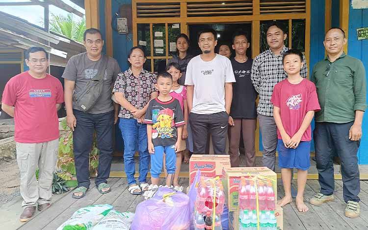PWI Barito Timur saat menyerahkan bantuan bahan makanan untuk anak-anak Panti Asuhan Rumah Kasih di Desa Dayu, Kamis, 19 Desember 2024. (FOTO: AGUSTINUS BOLE MALO)