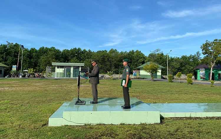 Kepala Staf Kodim 1019 Katingan Mayor Inf Selamet Dyanur memimpin upacara peringatan Hari Bela Negara ke 76, Kamis, 19 Desember 2024.