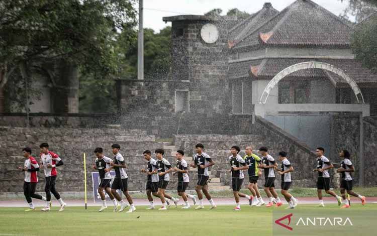 Sejumlah pesepak bola timnas Indonesia mengikuti latihan jelang pertandingan Asean Cup 2024 di Stadion Sriwedari, Solo, Jawa Tengah, Rabu (18/12/2024). Timnas Indonesia akan bertanding melawan timnas Filipina dalam penyisihan grup B Asean Cup 2024 di Stadion Manahan pada Sabtu (21/12). ANTARA FOTO/Mohammad Ayudha/YU