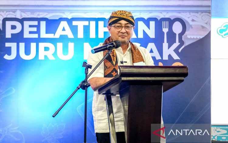 Menekraf Teuku Riefky Harsya saat menyampaikan sambutannya pada acara Pelatihan Juru Masak di SMKN 4 Surakarta, Jawa Tengah, pada Kamis (19/12/2024) (ANTARA/Fitra Ashari)