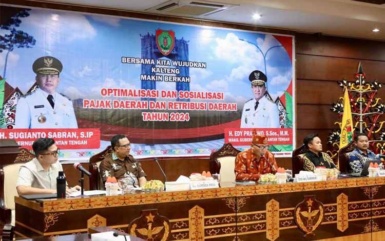 Sahli Gubernur Kalteng Bidang Ekonomi, Keuangan dan Pembangunan Yuas Elko saat pimpin Rapat Optimalisasi dan Sosialisasi Retribusi Daerah. (FOTO:FERY)