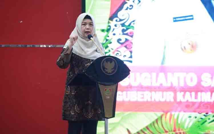 Plh Sekda Provinsi Kalteng Sri Widanarni bacakan sambutan. (FOTO: ASEP)