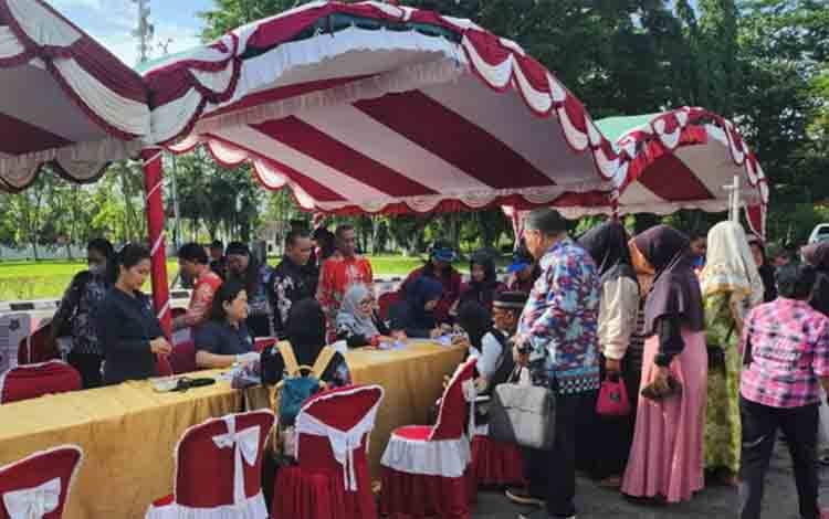 Suasana saat kegiatan pemeriksaan kesehatan gratis di halaman kantor Bupati Kapuas, Jumat, 20 Desember 2024. (FOTO: IST)
