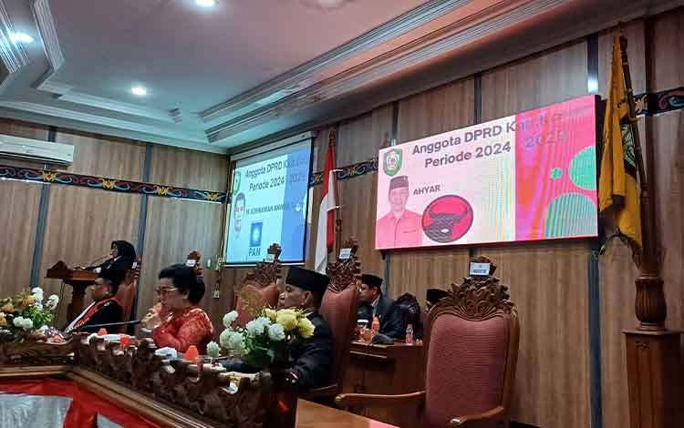 Dokumentasi foto Ahyar terpajang pada tayangan slide latar belakang pelantikan Anggota DPRD Kotawaringin Timur periode 2024-2029 pada Rabu, 14 Agustus 2024.?