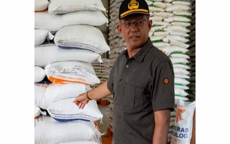 Pj Wali Kota Palangka Raya, Akhmad Husain saat mengecek ketersediaan beras di Gudang Bulog. (FOTO: HUMAS)