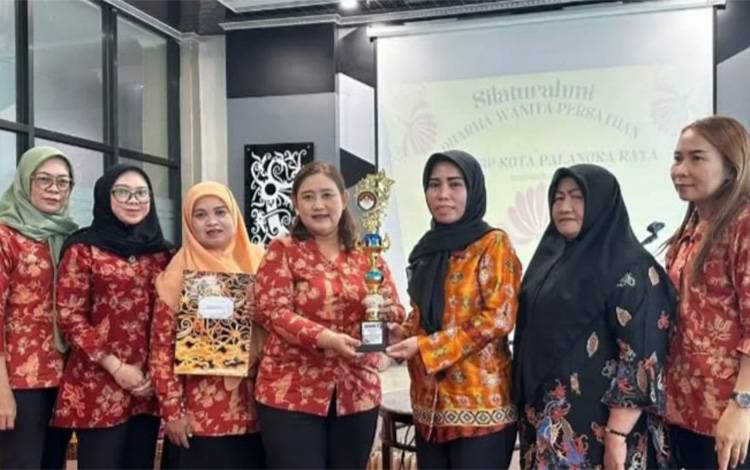 Acara syukuran DWP Dispursip Palangka Raya dan penyerahan piagam E-Reporting. (FOTO: HUMAS)?