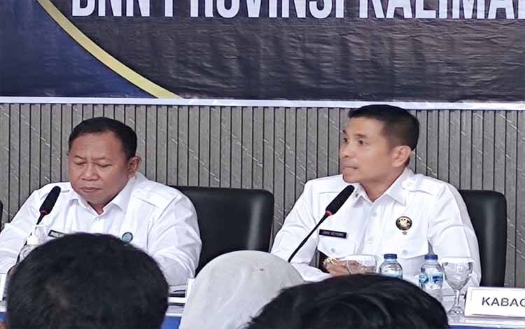 Kepala BNNP Kalteng, Joko Setiono (kanan) saat konferensi pers di Palangka Raya, Senin, 23 Desember 2024. (FOTO: HERMAWAN)