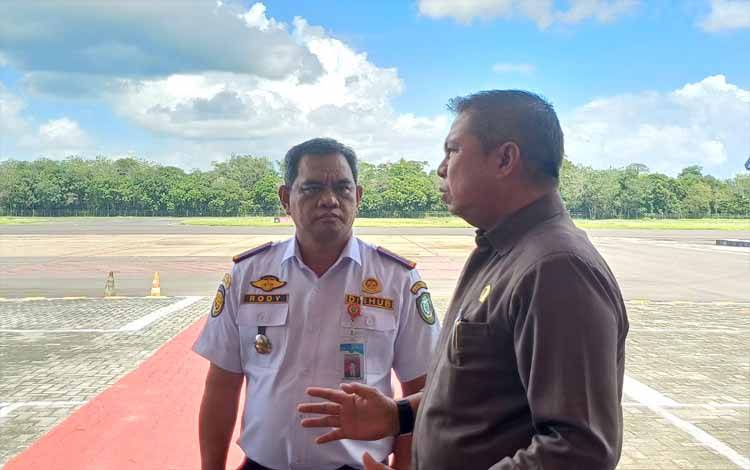Plt Kepala Dinas Perhubungan Kotawaringin Timur Rody Kamislam dan Anggota DPRD Kalteng Dapil Kotim-Seruyan Sudarsono meninjau Bandara H Asan Sampit, Senin, 23 Desember 2024. (FOTO: DEWIP)