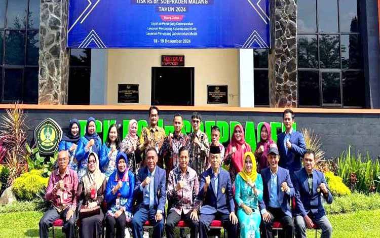 Rektor ITSK RS Dr Soepraoen beserta jajaran foto bersama Pj Bupati Barito Utara Drs Muhlis didampingi Staf Ahli Bupati drg Dwi Agus Setijowati, Kepala Dinas Kesehatan Pariadi dan Kepala BKPSDM Barito Utara, Hj Sri Hartati usai MoU dan perjanjian kerja sama.(foto: Dhani)