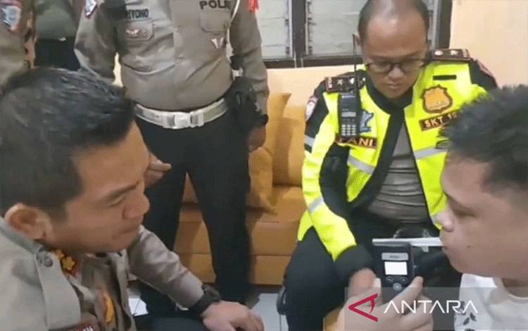 Pengemudi Septian Uki Wijaya (kanan) menjalani tes kadar alkohol maupun narkoba di Markas Satreskrim Polrestabes Surabaya usai melakukan tabrak lari beruntun di enam tempat kejadian perkara kawasan Kenjeran Surabaya, Senin (23/12/2024). ANTARA/HO-Satlantas Polrestabes Surabaya