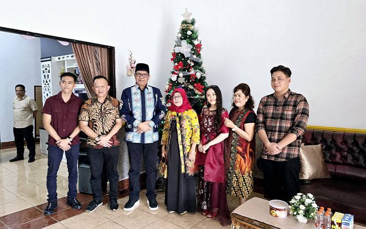 Pj Bupati Kapuas, Darliansjah saat sambangi rumah Sekda Septedy saat momentum Natal 2024. (FOTO: IST)