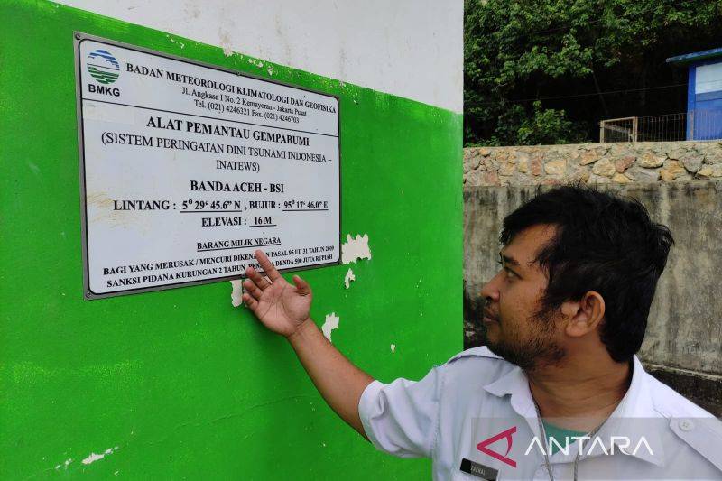 Petugas menunjukkan menara pemantau gempa Tsunami Early Warning System Indonesia (Ina-TEWS) di kantor Stasiun Geofisika BMKG Mata'Ie, Aceh Besar, Aceh. ANTARA/M Riezko Bima Elko Prasetyo