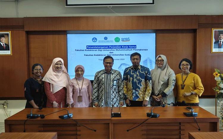 Dekan FKG UGM Prof drg Suryono SH MM PhD didampingi Tim dan WR UMPR Dr Chandra Nugraha Putra didampingi Ketua Tim Task Force sebagai Pelaksana Dekan FKG UMPR Susi Novaryatiin SSi M Si.Penandatanganan kerja sama Pembukaan FKG UMPR. ANTARA/HO-Humas UMPR