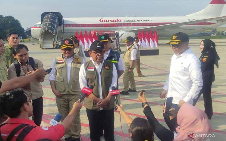Menteri Koordinator Bidang Pembangunan Manusia dan Kebudayaan (Menko PMK) Pratikno memberikan keterangan kepada wartawan seusai mewakili Presiden Prabowo Subianto untuk melepas secara langsung keberangkatan pesawat pengangkut bantuan penanganan dampak gempa bumi Vanuatu di Pangkalan Udara Halim Perdanakusuma, Jakarta, Jumat (27/12/2024) ANTARA/M Riezko Bima Elko Prasetyo
