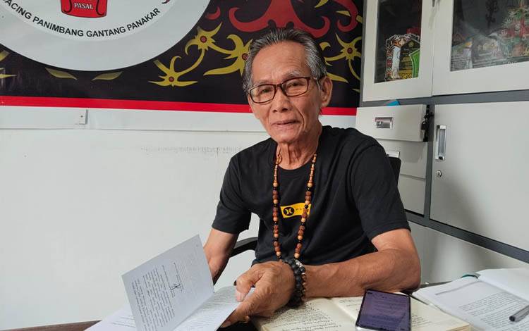 Ketua Forum Komunikasi Damang Kalteng Kardinal Tarung (Foto : PATHUR)