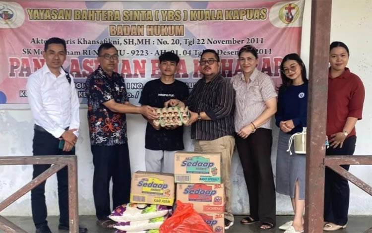 Ketua GAMKI Kapuas, Gerek bersama penguris saat kunjungi Panti Asuhan Eka Harap, Minggu, 29 Desember 2024. (FOTO: IST)