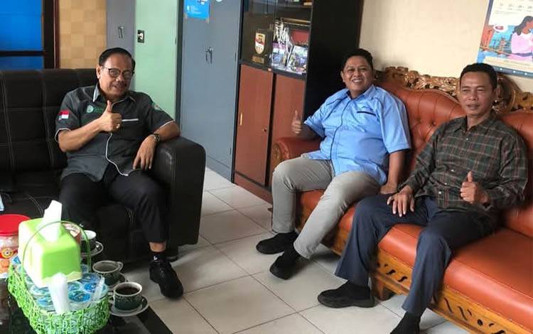 Pengamat Ekonomi di bidang Perkebunan, Rawing Rambang (kiri) saat berkunjung ke gedung PWI Kalteng. (FOTO: Istimewa)
