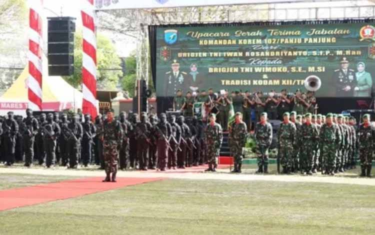Upacara Sertijab Danrem 102 Panju Panjung. (FOTO: HUMAS)