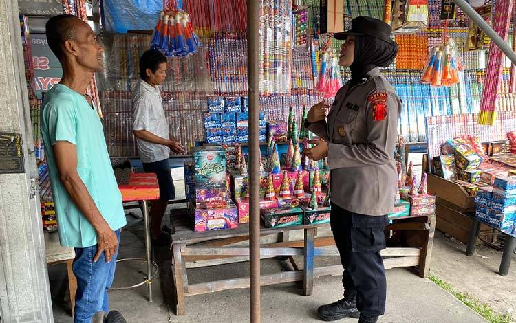 Satgas OPS Telabang Polda Kalteng saat memberikan imbauan kepada pedagang kembang api (Foto : IST)