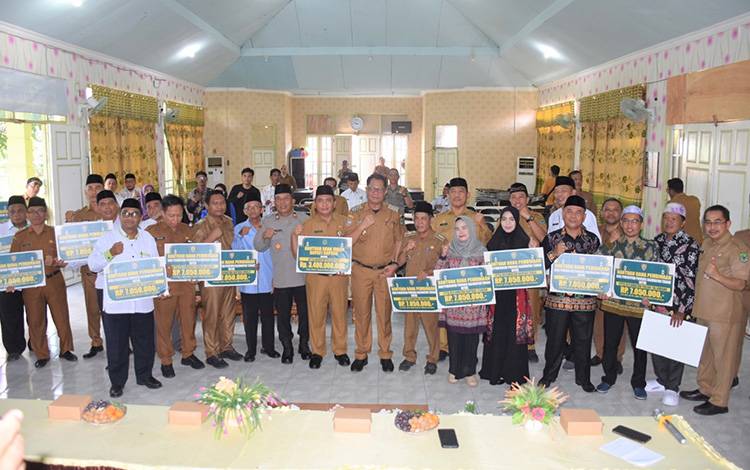 ?Pj Bupati Kapuas Darliansjah berfoto bersama usai menyerahkan Dana Pembinaan kepada LPTQ di 17 Kecamatan yang ada di Kapuas dari Gubernur Kalteng dan LPTQ Kabupaten Kapuas dari Pemkab Kapuas. (FOTO: IST)