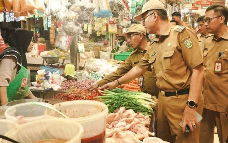 Pj Wali Kota Palangka Raya, Akhmad Husain saat sidak ke Pasar. (FOTO: HUMAS)
