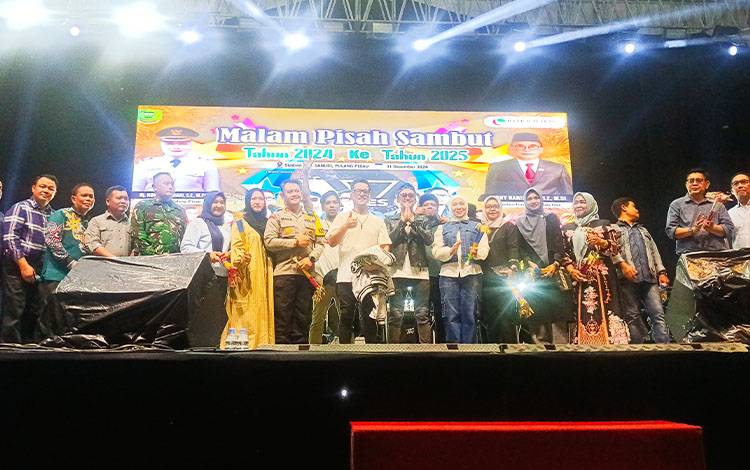 Penjabat Bupati Pulang Pisau Nunu Andriani Saat seusai merayakan malam pergantian tahun foto bersama dengan Perangkat Daerah Lingkup pemerintahan Kabupaten pulang pisau, Rabu, 1 Januari 2025. (FOTO: RETHA)