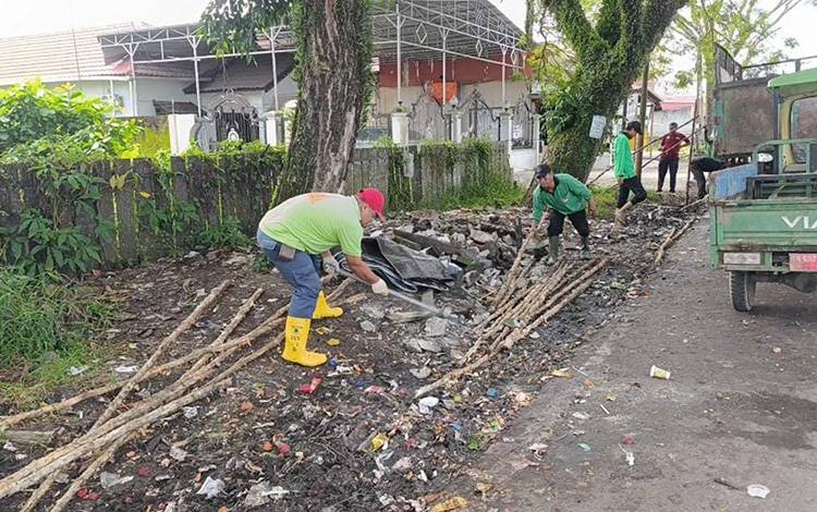 Penutupan TPS di depang gang Komplek Pemuda Permai, Kecamatan Selat, Kota Kuala Kapuas. (FOTO: IST)
