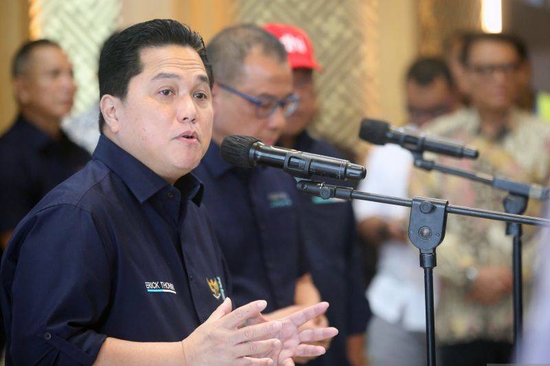 Menteri Badan Usaha Milik Negara (BUMN) Erick Thohir (kiri) didampingi Direktur Utama Angkasa Pura Indonesia (API) Faik Fahmi (kedua kiri) memberikan keterangan pers terkait progres pembangunan Terminal Khusus Umroh di Bandara Soekarno Hatta, Tangerang, Banten, Rabu (1/1/2025). Terminal khusus umroh yang mampu menampung 5.000 jamaah pergi dan datang itu rencananya akan mulai dioperasikan pada akhir Januari 2025. ANTARA FOTO/Muhammad Iqbal/foc.