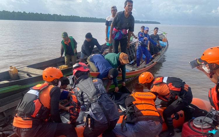 Evakuasi korban tenggelam di DAS Kapuas, Desa Bandar Raya, Kecamatan Tamban Catur, Kamis, 2 Januari 2024. (FOTO: BPBD KAPUAS)