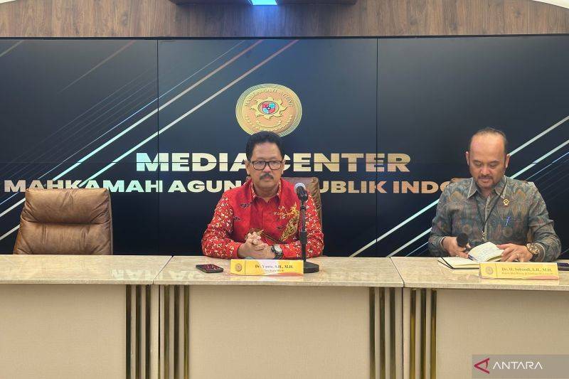 Juru Bicara Mahkamah Agung (MA), Yanto (kiri), saat memberikan keterangan di Gedung MA, Jakarta, Kamis (2/1/2025). (ANTARA/Rio Feisal)