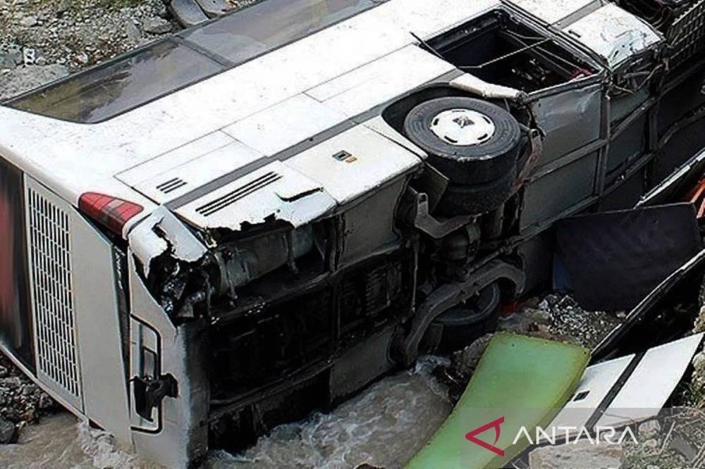 Sedikitnya 13 orang tewas dan 29 lainnya terluka ketika sebuah bus terjun ke jurang di jalan raya Pan-Amerika di Kolombia barat daya, Jumat (3/1/2025). ANTARA/Anadolu/py/am.